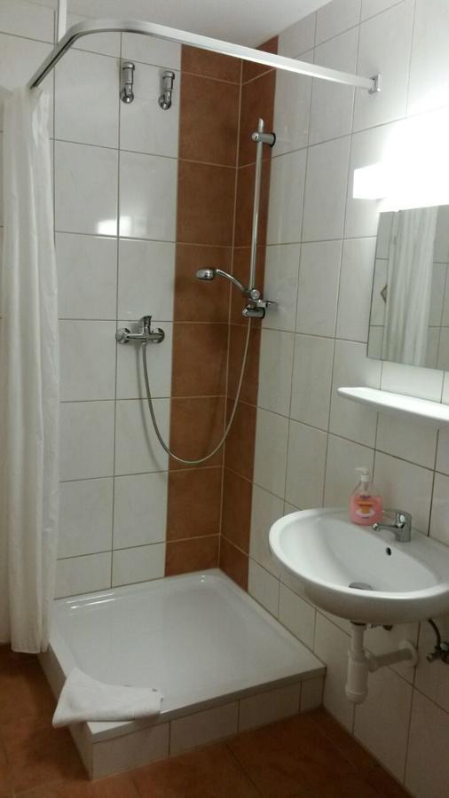 Hotel Gasthof Ratstube Kirchheim unter Teck Esterno foto